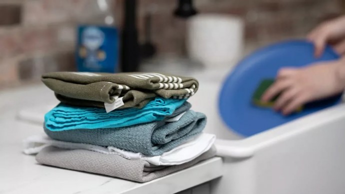 Зачем использовать полиэтиленовый пакет для стирки кухонных полотенец: советы по удалению старых пят