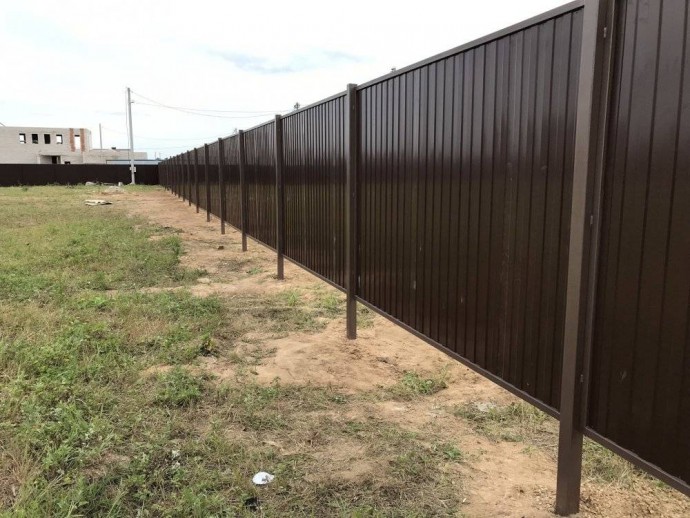 Эффективно скрываем просвет под забором из профнастила Эффективно скрываем просвет под забором из профнастила