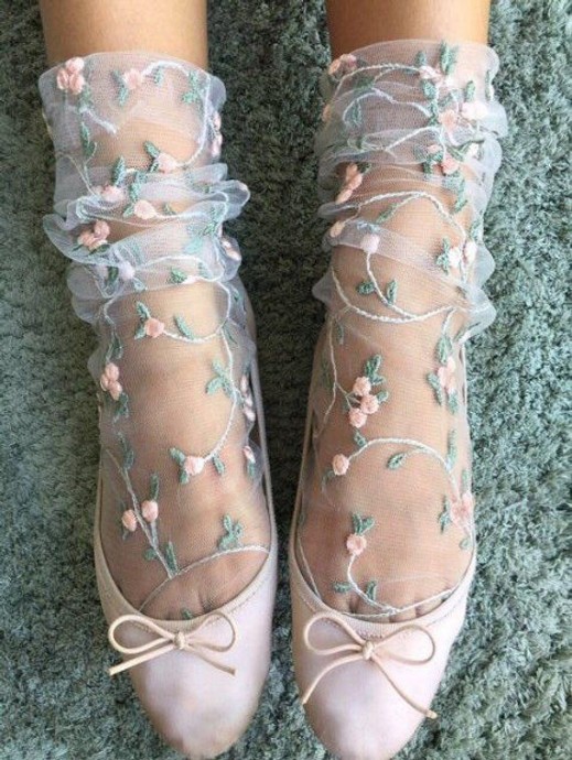 Зачем во время уборки надевать носки сверху тапочек Зачем во время уборки надевать носки сверху тапочек