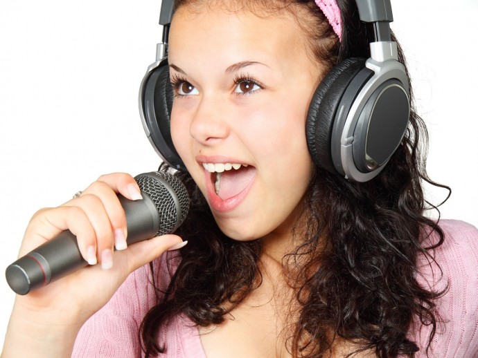 ​4 упражнения для развития голоса, после которых вас захотят слушать часами