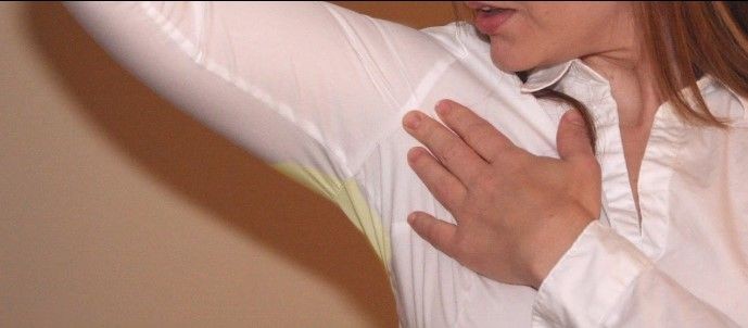 Желтые пятна под мышками: почему стиральный порошок бессилен и что нужно делать