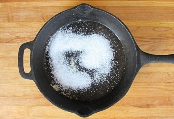 Почему нельзя использовать соль для очистки сковороды