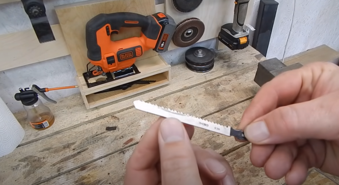 Не выбрасывайте старые пилки от лобзика: из них можно сделать 3 функциональных инструмента Не выбрасывайте старые пилки от лобзика: из них можно сделать 3 функциональных инструмента