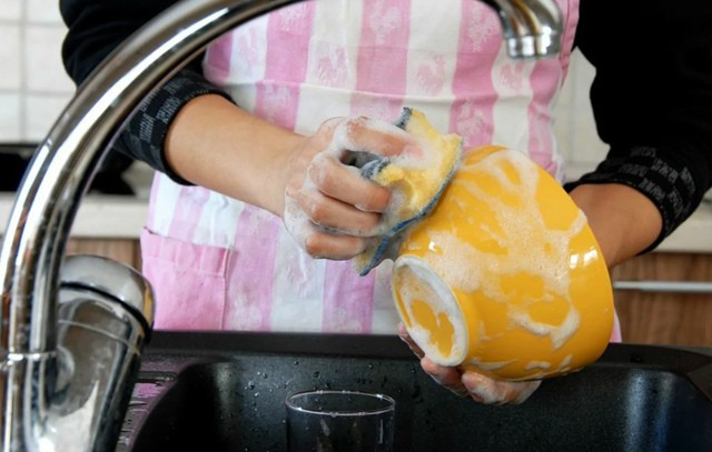 ​Это средство отмывает грязь, жир и нагар