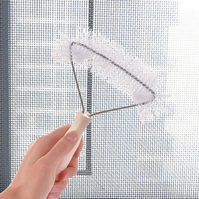 ​Способы эффективного очищения москитной сетки на окнах