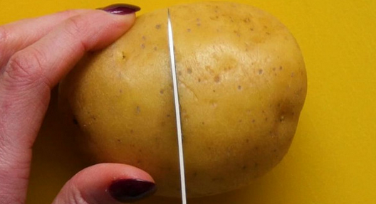 Простейший способ очистить вареную картошку, о котором мало кто знает