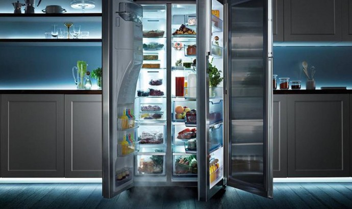 Зачем кладут в дверцу холодильника купюру