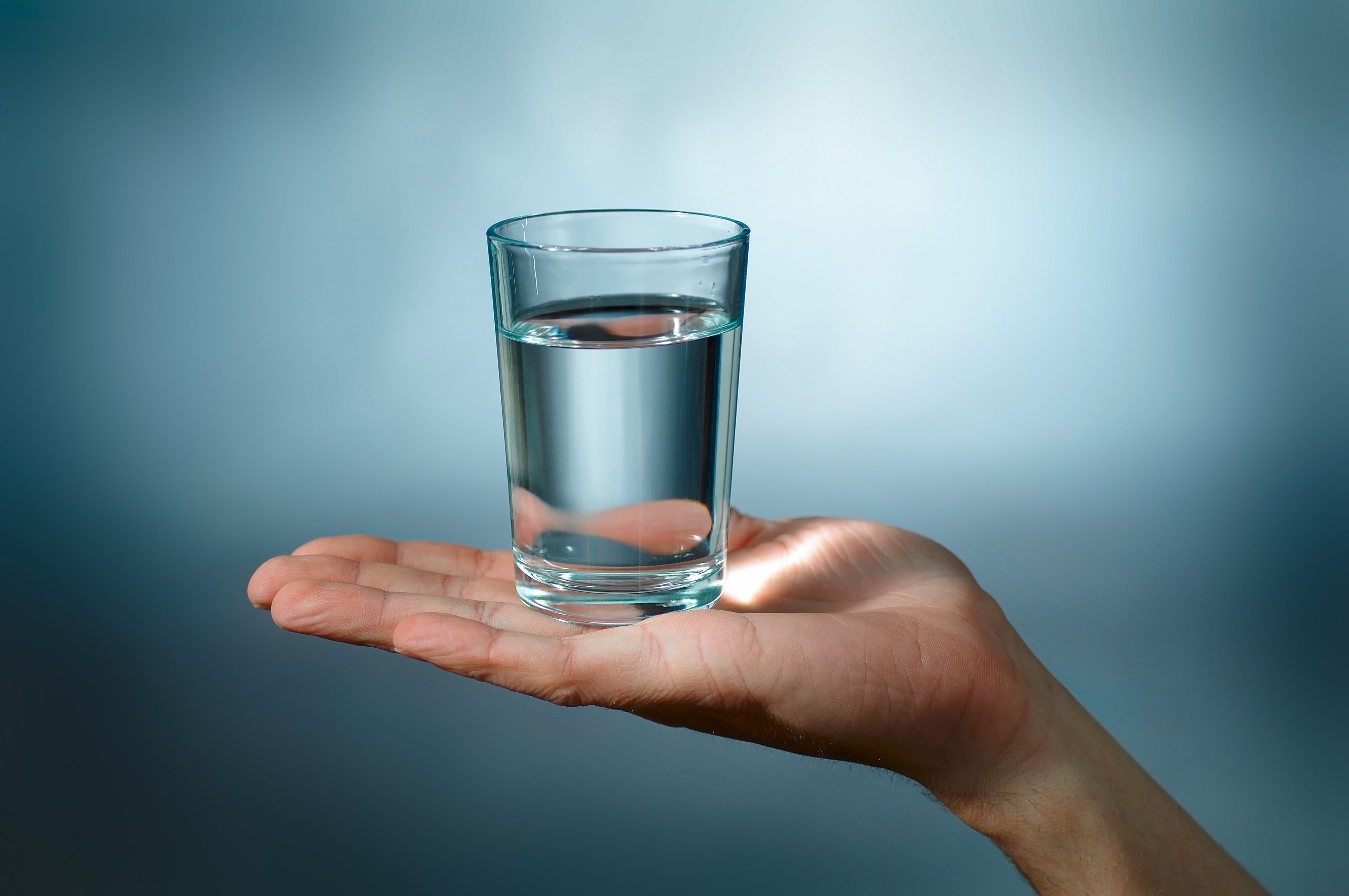 Налить в стакан половину воды. Стакан воды. Чистая вода. Полный стакан воды. Стакан воды в руке.