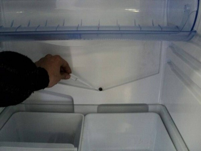 ​Зачем нужно отверстие в нижней части холодильника