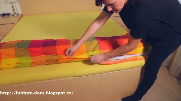 Как легко и быстро заправить одеяло в пододеяльник