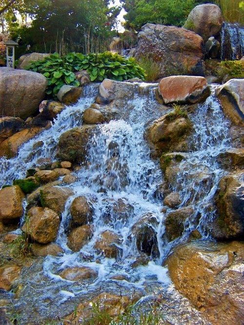 Интересные идеи садовых водопадов