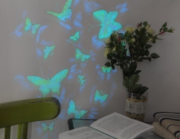 Светящиеcя бабочки на стене)