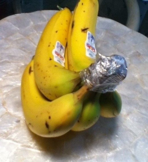 Ножки бананов оберните пищевой пленкой, так они продержатся на 5 дней дольше.