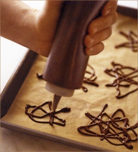 Ты можешь сделать украшение из шоколада.