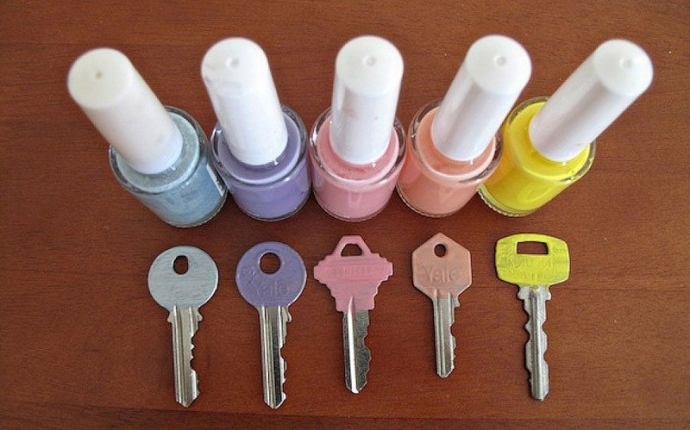 Покрасьте ключи разными лаками для ногтей, чтобы было легче найти нужный ключ.
