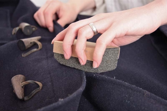 Катышки со свитера или пальто можно убрать с помощью пемзы.
