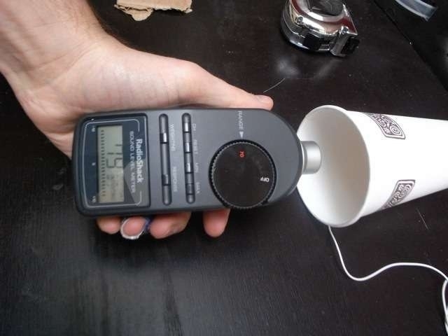 Как сделать динамики для MP3-плеера из старых наушников и стаканчиков для кофе Как сделать динамики для MP3-плеера из старых наушников и стаканчиков для кофе