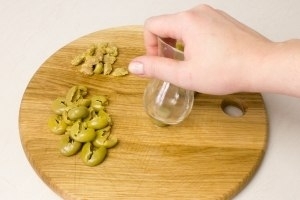 Четыре способа быстрого изымания косточек из оливок: