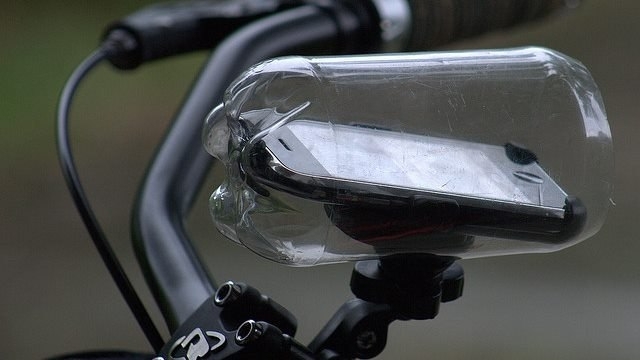 Защита от воды для вашего телефона при езде на велосипеде. Как видно, сделана из пластиковой бутылки