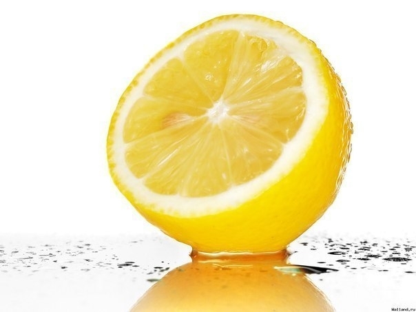 Если лимон подержать 5-6 минут в горячей воде, из него выжимается больше сока