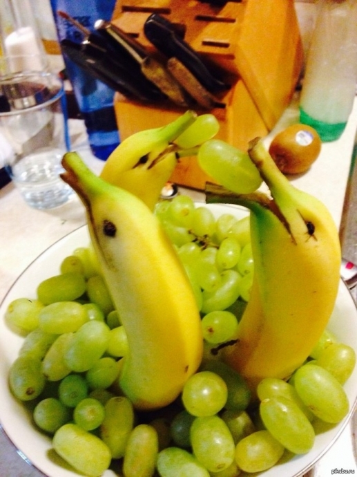 Идея оформления фруктовой тарелки Бананы-дельфины