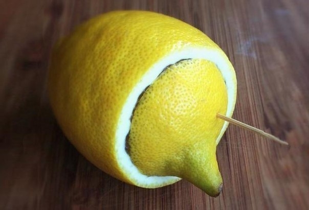 Для того, чтобы оставшаяся после нарезки половина лимона не засохла - используйте зубочистку. 