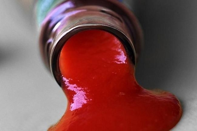 Чтобы кетчуп лился из бутылки быстрее