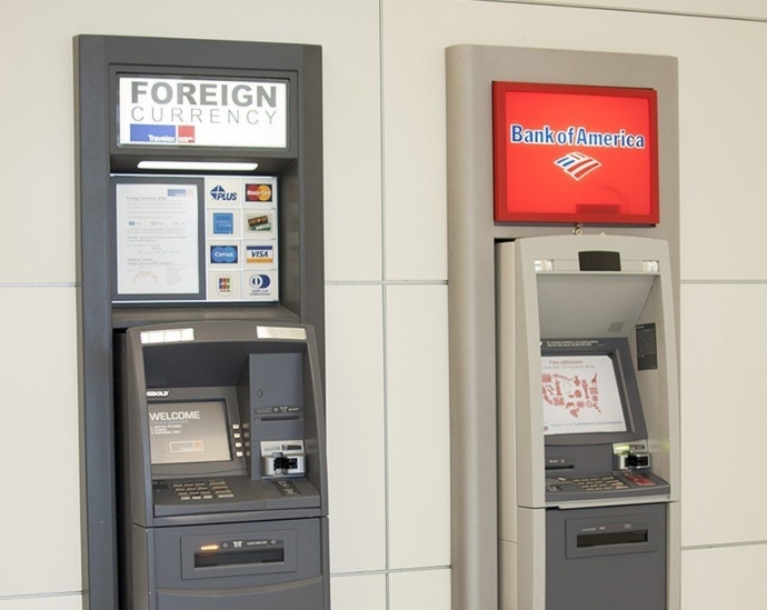 В целях экономии вместо пунктов обмена валюты в аэропорту пользуйтесь банкоматами