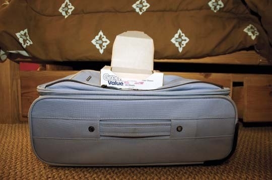 Чтобы сохранить одежду свежей, кладите на дно чемодана антистатические салфетки.