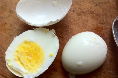 Чтобы свежее вареное яйцо легко чистилось