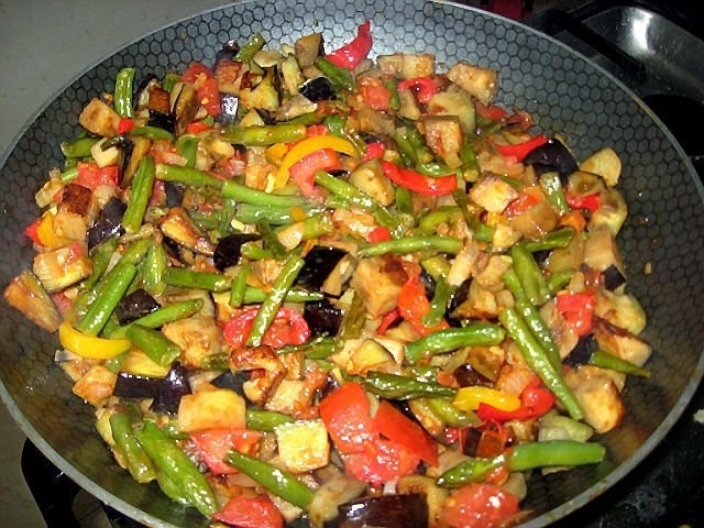 Прожарьте овощи перед готовкой
