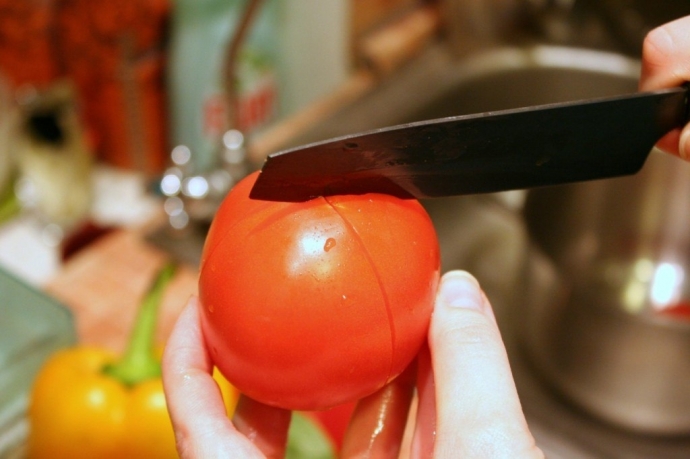 Как без труда снять шкурку с томатов