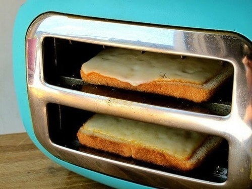 Просто положите тостер на бок