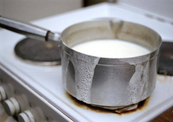 Как устранить запах гари от убежавшего молока