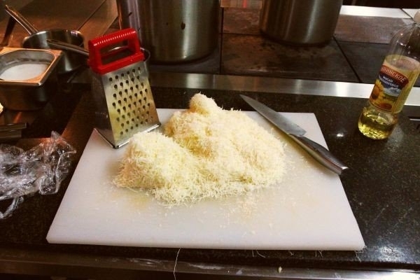 Как натереть сыр так, чтобы он  не прилипал к терке