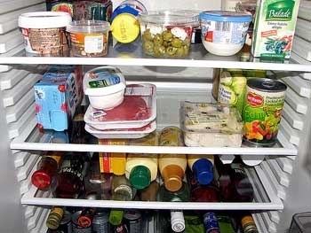 Если неприятный запах в холодильнике очень стойкий