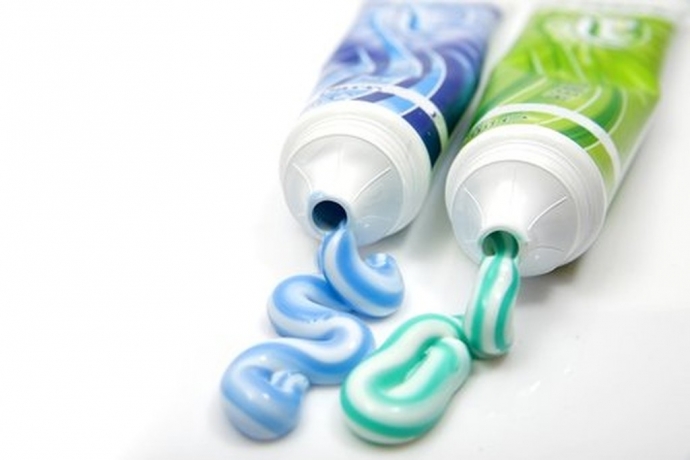 Вместо освежителя воздуха в туалете можно использовать зубную пасту