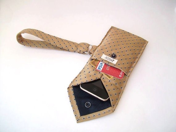 Оригинальная идея чехла для телефона из галстука