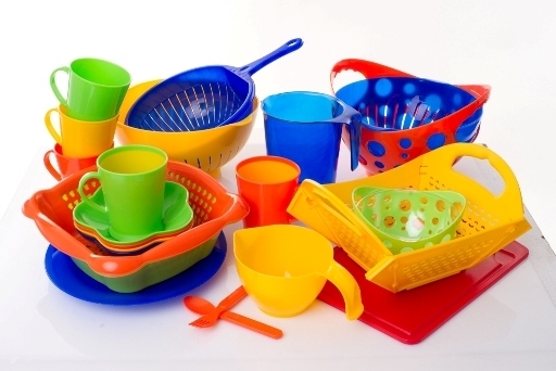 7 способов удалить неприятные запахи с пластиковой посуды после пикника.