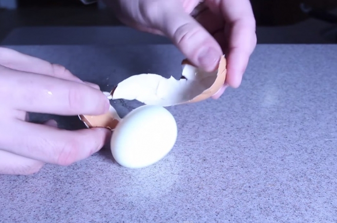 Легко очистить вареное яйцо