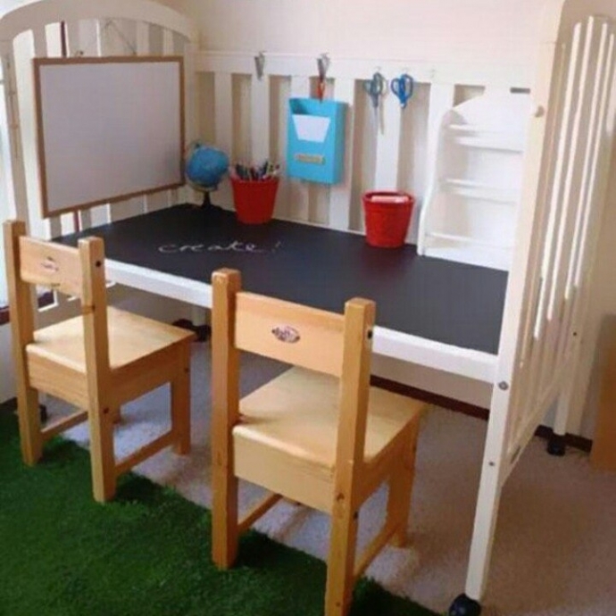 Отличная идея по превращению детской кроватки в стол, когда дети уже выросли.