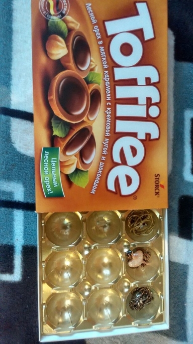 Коробка от Toffifee - отличный органайзер для небольших украшений.