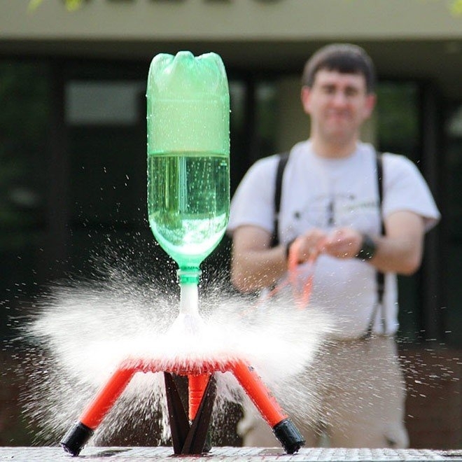 Как сделать водяную ракету из пластиковой бутылки.
