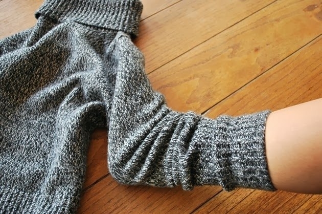 Теплые носки из старого свитера.