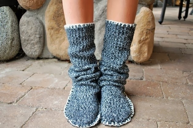 Теплые носки из старого свитера.