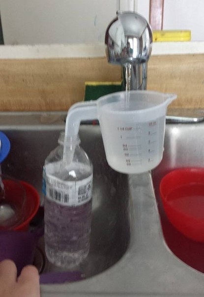 Сын друга показал мне как правильно наполнить бутылку водой.
