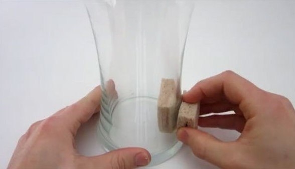 Как мыть высокие стаканы и вазы изнутри?