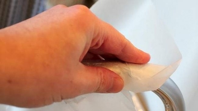 Если протереть поверхность крана вощеной бумагой, на ней долго не будут оставаться пятна от воды.