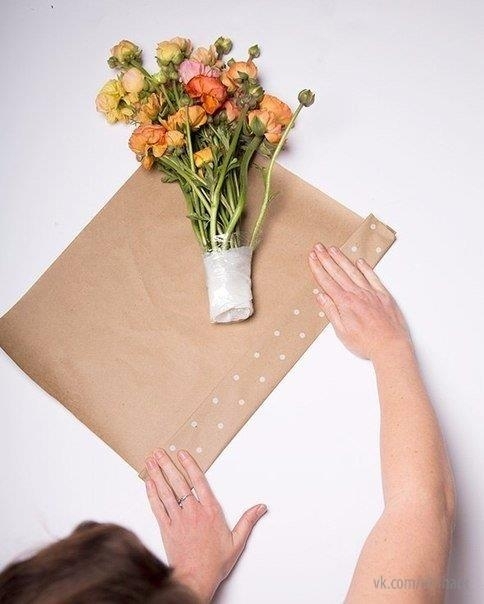 Как упаковать букет живых цветов.