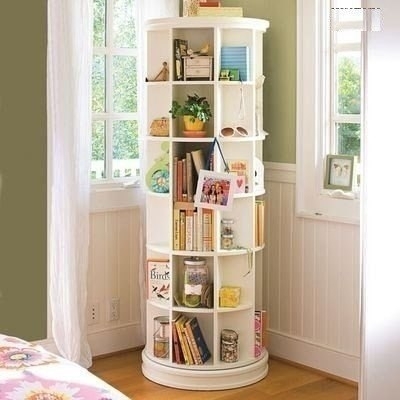 Вращающийся книжный шкафчик решение для маленькой квартиры